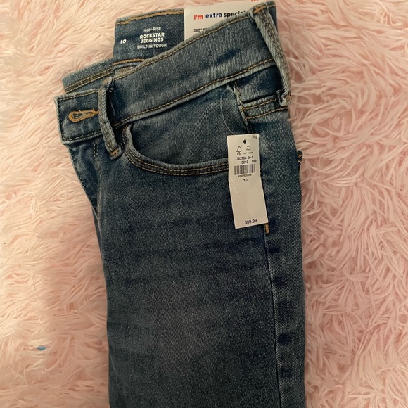 BRAND NEW Girls’ Old Navy Jeans. Light distressing. Size 10 - Picture 1 of 2